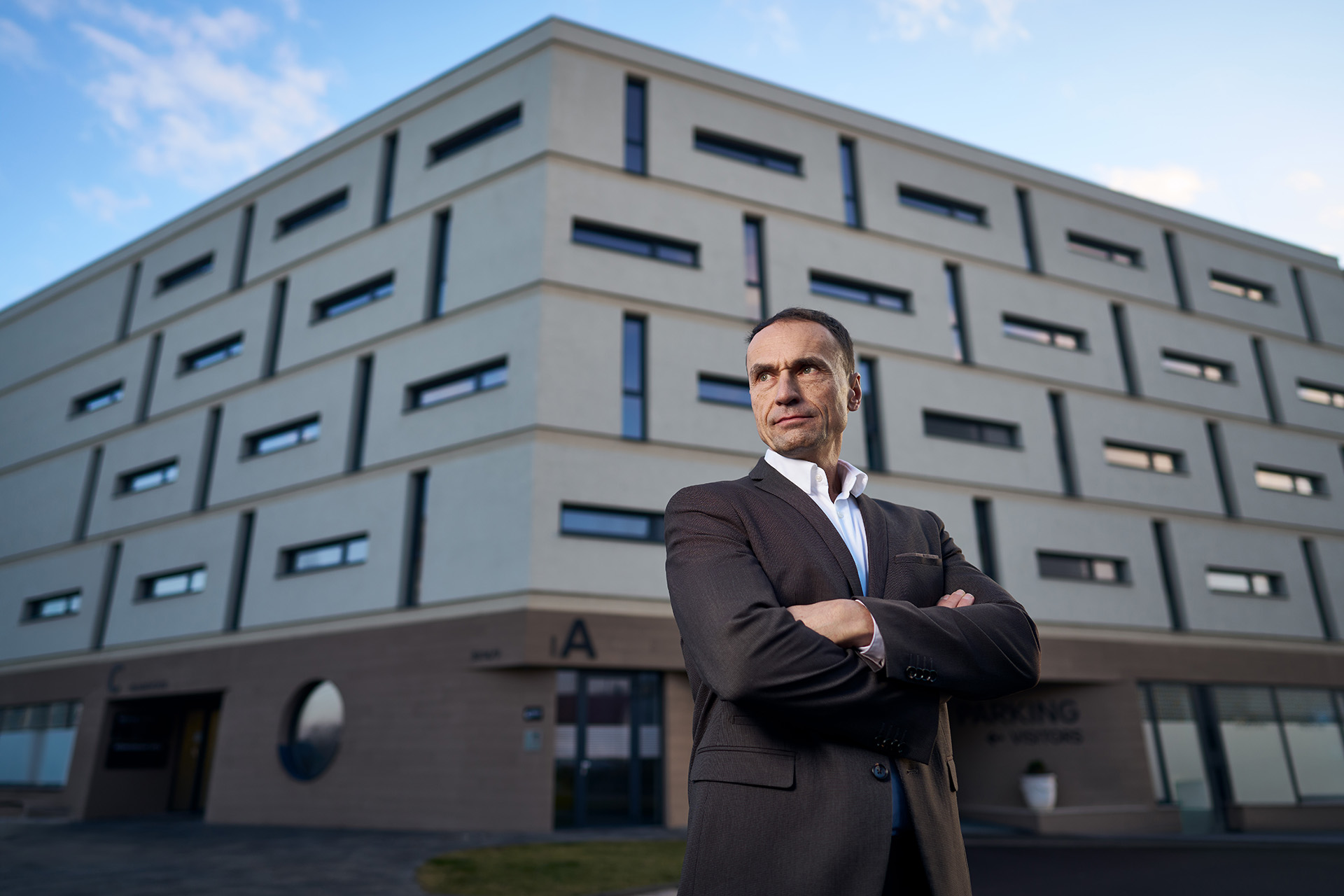 Profesor Radek Hart před budovou kliniky